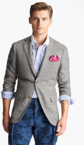 Come indossare e abbinare un fazzoletto da taschino a pois fucsia: Opta per il comfort in un blazer scozzese grigio e un fazzoletto da taschino a pois fucsia.