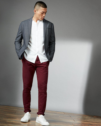 Come indossare e abbinare chino rossi quando fa caldo in modo smart-casual: Prova a combinare un blazer grigio con chino rossi per un look davvero alla moda. Se non vuoi essere troppo formale, opta per un paio di sneakers basse in pelle bianche.
