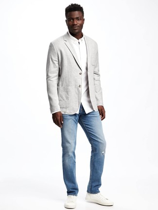Quale blazer indossare con sneakers basse bianche e nere per un uomo di 20 anni: Mostra il tuo stile in un blazer con jeans azzurri per un look davvero alla moda. Per un look più rilassato, scegli un paio di sneakers basse bianche e nere.