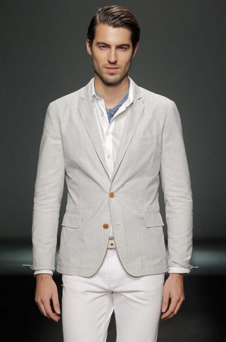 Come indossare e abbinare un blazer grigio con una camicia a maniche lunghe bianca: Opta per un blazer grigio e una camicia a maniche lunghe bianca per un abbigliamento elegante ma casual.
