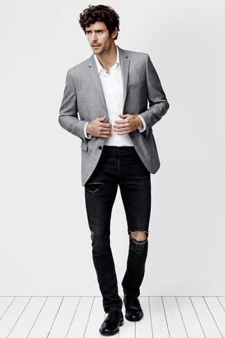 Look alla moda per uomo: Blazer grigio, Camicia a maniche lunghe bianca, Jeans strappati neri, Scarpe brogue in pelle nere