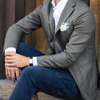 Come indossare e abbinare un fazzoletto da taschino stampato bianco e blu per un uomo di 30 anni: Abbina un blazer di lana grigio con un fazzoletto da taschino stampato bianco e blu per un look comfy-casual.