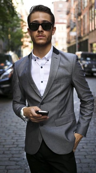 Come indossare e abbinare un blazer grigio con pantaloni neri in estate 2024 in modo formale: Scegli un outfit composto da un blazer grigio e pantaloni neri per essere sofisticato e di classe. Questo, ovviamente, è il look perfetto per l’estate.