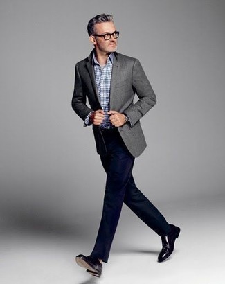 Come indossare e abbinare un blazer di lana grigio con pantaloni eleganti blu scuro in modo formale: Potresti combinare un blazer di lana grigio con pantaloni eleganti blu scuro come un vero gentiluomo. Scarpe oxford in pelle nere sono una gradevolissima scelta per completare il look.