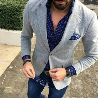 Come indossare e abbinare un blazer di lana grigio con jeans blu scuro: Scegli un outfit composto da un blazer di lana grigio e jeans blu scuro per un drink dopo il lavoro.