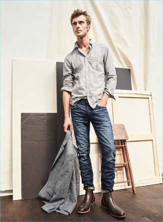 Come indossare e abbinare jeans blu scuro con un blazer di lana grigio: Combina un blazer di lana grigio con jeans blu scuro se cerchi uno stile ordinato e alla moda. Impreziosisci il tuo outfit con un paio di stivali chelsea in pelle marrone scuro.