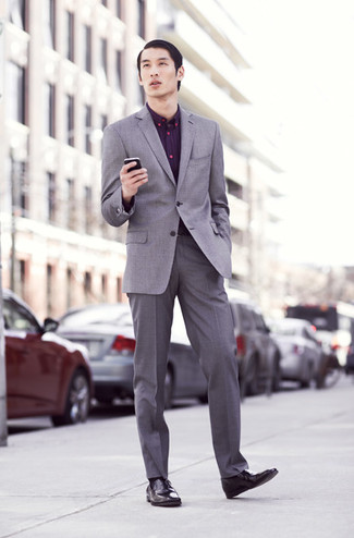 Come indossare e abbinare pantaloni eleganti grigi con un blazer grigio quando fa caldo in modo smart-casual: Indossa un blazer grigio e pantaloni eleganti grigi come un vero gentiluomo. Perfeziona questo look con un paio di mocassini eleganti in pelle neri.