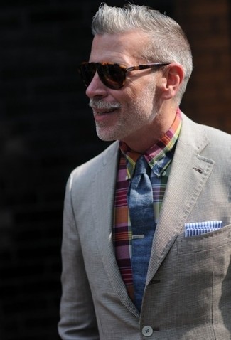 Come indossare e abbinare un blazer argento per un uomo di 50 anni in modo smart-casual: Potresti abbinare un blazer argento con una camicia a maniche lunghe scozzese multicolore per un look davvero alla moda.