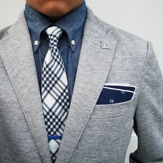 Come indossare e abbinare un fazzoletto da taschino stampato blu scuro: Indossa un blazer di lana grigio con un fazzoletto da taschino stampato blu scuro per una sensazione di semplicità e spensieratezza.