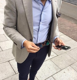 Come indossare e abbinare un fazzoletto da taschino geometrico blu scuro per un uomo di 30 anni: Abbina un blazer di lana grigio con un fazzoletto da taschino geometrico blu scuro per un look comfy-casual.
