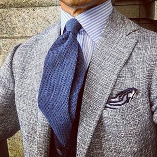 Look alla moda per uomo: Blazer di tweed grigio, Camicia elegante a righe verticali azzurra, Cravatta lavorata a maglia blu, Fazzoletto da taschino bianco