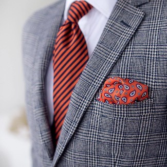 Come indossare e abbinare una cravatta senape per un uomo di 30 anni in estate 2024: Indossa un blazer scozzese grigio con una cravatta senape per essere sofisticato e di classe. Una fantastica scelta per essere cool e alla moda anche durante la stagione estiva.