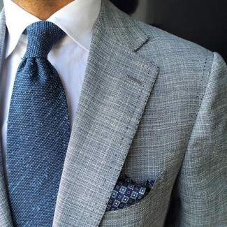 Look alla moda per uomo: Blazer grigio, Camicia elegante bianca, Cravatta blu, Fazzoletto da taschino stampato blu scuro