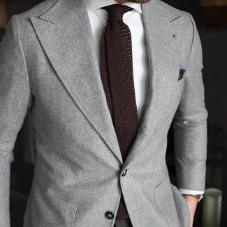 Look alla moda per uomo: Blazer grigio, Camicia elegante bianca, Cravatta lavorata a maglia marrone scuro, Fazzoletto da taschino verde scuro