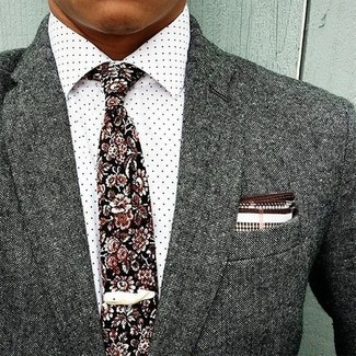 Come indossare e abbinare una cravatta nera per un uomo di 20 anni in primavera 2025: Punta su un blazer di lana grigio e una cravatta nera per un look elegante e di classe. Una buona idea per essere elegante in questi mesi primaverili!
