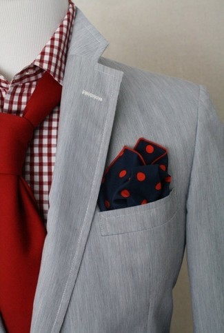 Come indossare e abbinare un fazzoletto da taschino a pois blu in modo smart-casual: Per un outfit della massima comodità, combina un blazer grigio con un fazzoletto da taschino a pois blu.