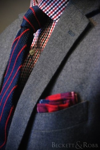 Come indossare e abbinare una cravatta a righe verticali bordeaux per un uomo di 30 anni: Scegli un outfit composto da un blazer di lana grigio e una cravatta a righe verticali bordeaux per un look elegante e alla moda.