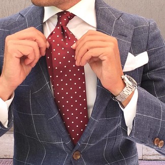 Come indossare e abbinare un blazer a quadri grigio scuro in modo smart-casual: Scegli un outfit composto da un blazer a quadri grigio scuro e una camicia elegante bianca come un vero gentiluomo.