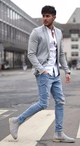 Quale jeans indossare con un blazer grigio scuro in primavera 2025 in modo smart-casual: Per creare un adatto a un pranzo con gli amici nel weekend potresti combinare un blazer grigio scuro con jeans. Sfodera il gusto per le calzature di lusso e calza un paio di stivali chelsea in pelle scamosciata grigi. Questo è il look eccellente per questa stagione primaverile.
