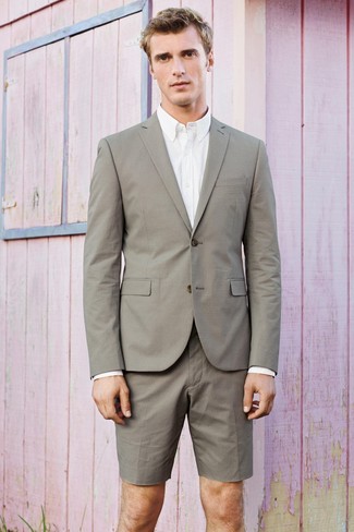 Come indossare e abbinare un blazer con pantaloncini per un uomo di 30 anni: Combina un blazer con pantaloncini, perfetto per il lavoro.