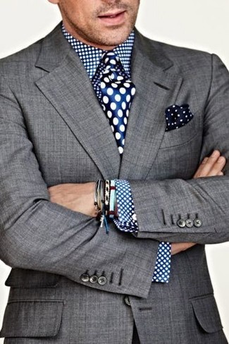 Come indossare e abbinare un fazzoletto da taschino a pois blu: Potresti indossare un blazer grigio e un fazzoletto da taschino a pois blu per un outfit rilassato ma alla moda.