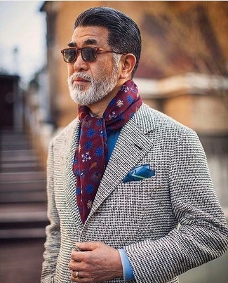 Come indossare e abbinare un fazzoletto da taschino blu scuro e bianco per un uomo di 50 anni: Potresti combinare un blazer lavorato a maglia grigio con un fazzoletto da taschino blu scuro e bianco per un look perfetto per il weekend.