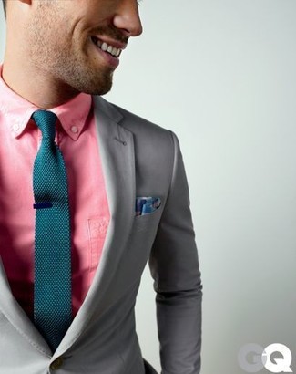Come indossare e abbinare una cravatta lavorata a maglia verde scuro: Metti un blazer grigio e una cravatta lavorata a maglia verde scuro per un look elegante e di classe.