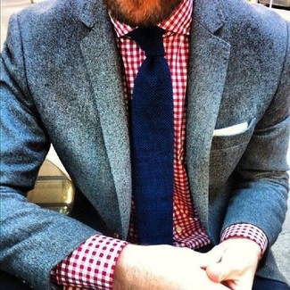 Come indossare e abbinare una cravatta lavorata a maglia blu scuro e bianca per un uomo di 30 anni in modo smart-casual: Indossa un blazer di lana grigio e una cravatta lavorata a maglia blu scuro e bianca per un look elegante e di classe.