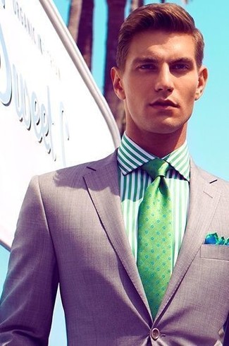 Come indossare e abbinare una cravatta verde in estate 2024: Coniuga un blazer grigio con una cravatta verde per un look elegante e di classe. Un outfit magnifico per essere più cool e assolutamente alla moda anche in estate.