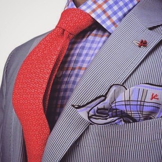Come indossare e abbinare una camicia viola in modo smart-casual: Mostra il tuo stile in una camicia viola con un blazer a righe verticali grigio per un look da sfoggiare sul lavoro.