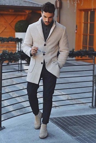 Quale blazer indossare con un cardigan grigio scuro per un uomo di 30 anni in modo smart-casual: Scegli un blazer e un cardigan grigio scuro per un abbigliamento elegante ma casual. Perché non aggiungere un paio di stivali chelsea in pelle scamosciata grigi per un tocco di stile in più?