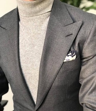 Come indossare e abbinare un blazer grigio quando fa caldo: Coniuga un blazer grigio con un dolcevita beige per un drink dopo il lavoro.