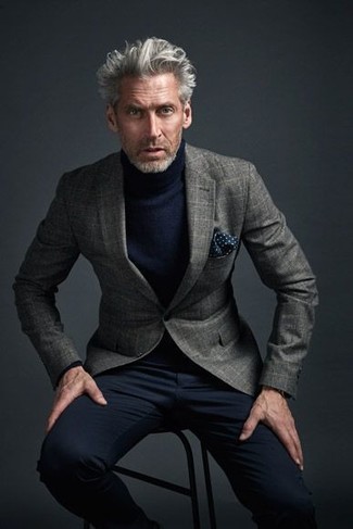 Quale blazer indossare con un dolcevita blu scuro per un uomo di 50 anni in autunno 2024: Scegli un blazer e un dolcevita blu scuro se cerchi uno stile ordinato e alla moda. Questo, ovviamente, è il look perfetto per i mesi autunnali.