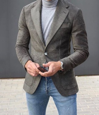 Quale blazer indossare con un dolcevita grigio scuro per un uomo di 30 anni in autunno 2024: Prova a combinare un blazer con un dolcevita grigio scuro, perfetto per il lavoro. È buona idea per tuo look autunnale!