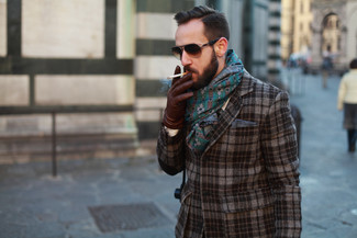 Look alla moda per uomo: Blazer scozzese grigio, Fazzoletto da taschino blu scuro, Sciarpa foglia di tè, Guanti in pelle marroni
