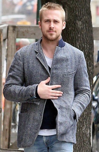 Look di Ryan Gosling: Blazer di lana grigio, Maglione con scollo a v nero, T-shirt girocollo bianca, Jeans blu