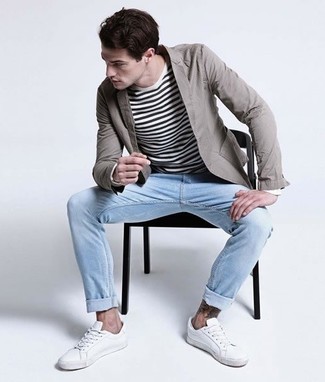 Come indossare e abbinare un maglione girocollo bianco per un uomo di 30 anni in modo smart-casual: Coniuga un maglione girocollo bianco con jeans azzurri per un look trendy e alla mano. Sneakers basse bianche sono una interessante scelta per completare il look.