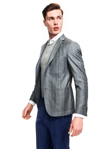 Quale blazer indossare con un maglione girocollo grigio: Scegli un outfit composto da un blazer e un maglione girocollo grigio se cerchi uno stile ordinato e alla moda.