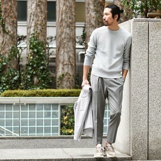 Look alla moda per uomo: Blazer di seersucker a righe verticali grigio, Maglione girocollo grigio, Chino grigi, Scarpe sportive beige