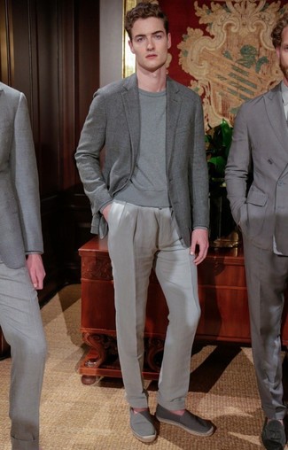 Come indossare e abbinare espadrillas in modo smart-casual: Combina un blazer di lana grigio con pantaloni eleganti di lino grigi per essere sofisticato e di classe. Vuoi osare? Completa il tuo look con un paio di espadrillas.
