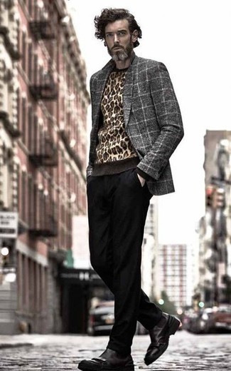 Come indossare e abbinare un maglione girocollo leopardato marrone in modo smart-casual: Combina un maglione girocollo leopardato marrone con chino neri per un look semplice, da indossare ogni giorno. Rifinisci il completo con un paio di stivali chelsea in pelle neri.