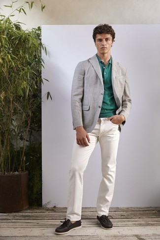 Come indossare e abbinare jeans bianchi: Abbina un blazer a quadri grigio con jeans bianchi per un look trendy e alla mano. Scarpe da barca in pelle nere sono una buona scelta per completare il look.