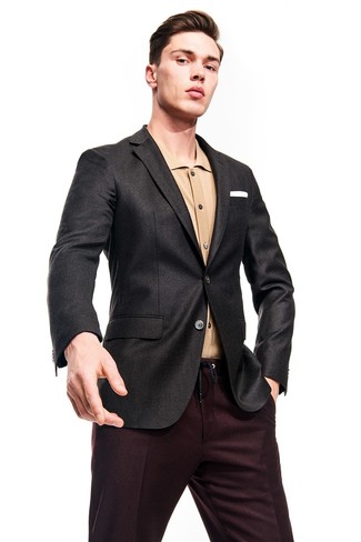 Come indossare e abbinare un blazer grigio per un uomo di 30 anni in modo formale: Combina un blazer grigio con pantaloni eleganti bordeaux per una silhouette classica e raffinata
