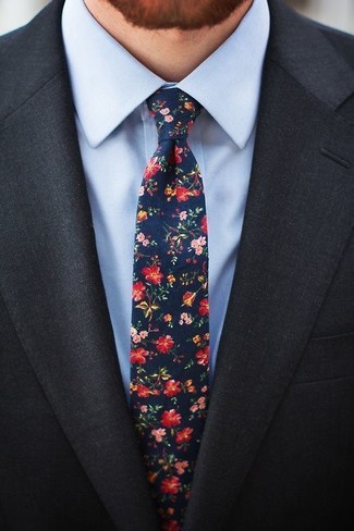 Look alla moda per uomo: Blazer grigio scuro, Camicia elegante azzurra, Cravatta a fiori blu scuro