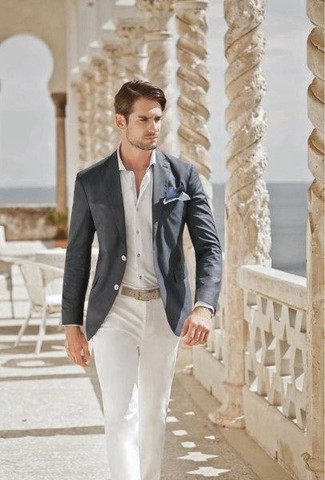 Come indossare e abbinare un blazer grigio scuro con una camicia elegante bianca: Abbina un blazer grigio scuro con una camicia elegante bianca per un look elegante e alla moda.