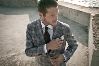 Come indossare e abbinare un blazer scozzese grigio con una camicia elegante bianca quando fa caldo in modo smart-casual: Metti un blazer scozzese grigio e una camicia elegante bianca per essere sofisticato e di classe.