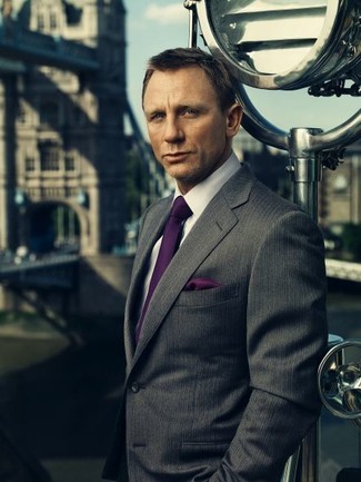 Come indossare e abbinare una cravatta viola in modo smart-casual: Mostra il tuo stile in un blazer a righe verticali grigio scuro con una cravatta viola come un vero gentiluomo.