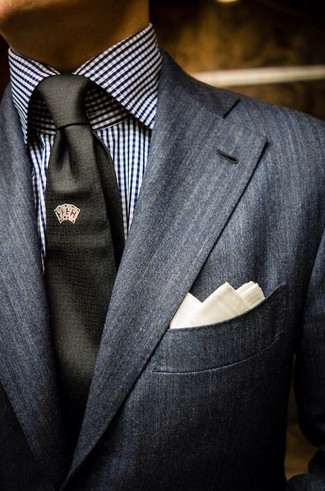 Look alla moda per uomo: Blazer grigio scuro, Camicia elegante a quadretti bianca e nera, Cravatta nera, Fazzoletto da taschino bianco