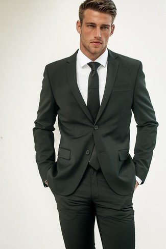Come indossare e abbinare un blazer grigio scuro con una camicia elegante bianca: Prova a combinare un blazer grigio scuro con una camicia elegante bianca come un vero gentiluomo.
