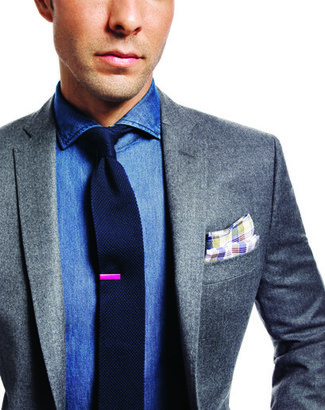 Come indossare e abbinare una cravatta lavorata a maglia blu scuro e bianca: Metti un blazer grigio scuro e una cravatta lavorata a maglia blu scuro e bianca come un vero gentiluomo.